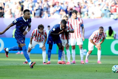 Kylian Mbappé, de Francia, marca el gol de penalti durante el partido de octavos de final del Mundial 2026 entre Paraguay y Francia en Filadelfia (EE.UU.). EFE/SARAH YENESEL.
