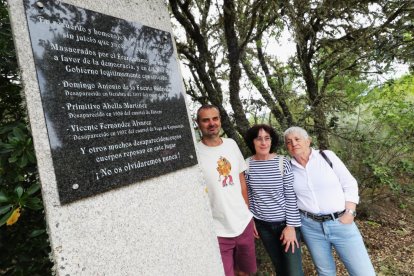 Los nietos de Primitivo Abella y Domingo Antonio de la Fuente, junto a monolito.