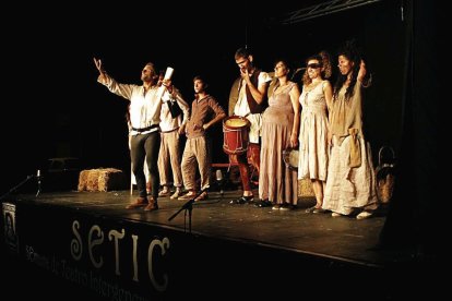 Una de las múltiples actuaciones de teatro en la calle.