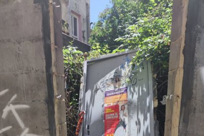 Una puerta en la calle Zapaterías.