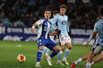Fede San Emeterio es el único mediocentro fijo que sigue.