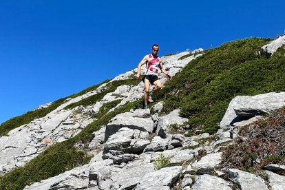 Uno de los participantes en La Reina Trail en pleno descenso de la prueba.