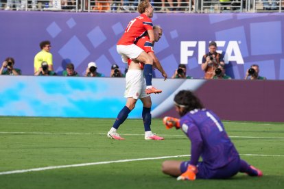 Erling Haaland (c-abajo) y Andreas Schjelderup, de Noruega, celebran un gol ante Brasil en el estadio MetLife en Nueva Jersey (Estados Unidos). EFE/Ángel Colmenares.