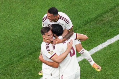 Mikel Merino celebra el gol de la victoria de España junto a Pedro Porro y Fabián Ruiz.