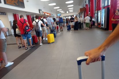 Interior de la estación de tren, a la espera de un tren