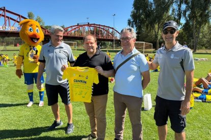 El alcalde Javier Carrera, José Carlos Prieto y los representantes de Las Palmas, Paquito y Yeray.