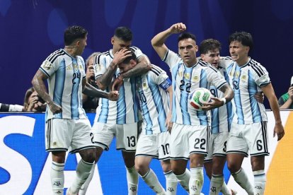 Argentina celebra el gol de Messi, que en el minuto 83 de partido significaba el 2-2.