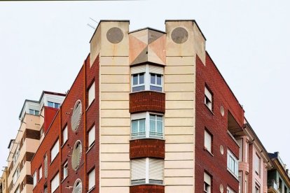 Edificio en avenida Álvaro López Núñez