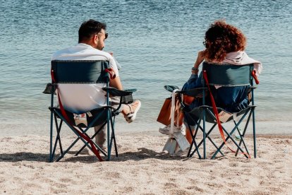 Una pareja en vacaciones en la playa