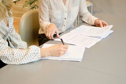 Otorgar determinados documentos ante notario cuando aún se conserva la capacidad de decidir puede evitar conflictos familiares y trámites judiciales en el futuro.
