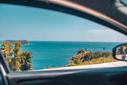 Antes de emprender un viaje por carretera en la operación salida, los expertos recomiendan comprobar el estado de neumáticos, frenos, batería y niveles de líquidos para reducir el riesgo de averías y viajar con mayor seguridad.