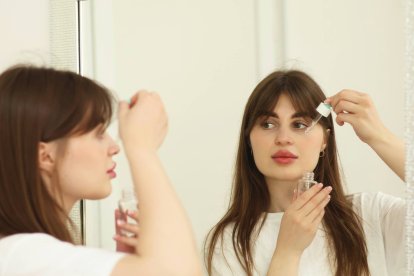 La adaptación previa de la piel y el uso diario de protector solar son las claves para poder seguir utilizando retinol durante el verano, según la farmacéutica Marta Ortega.