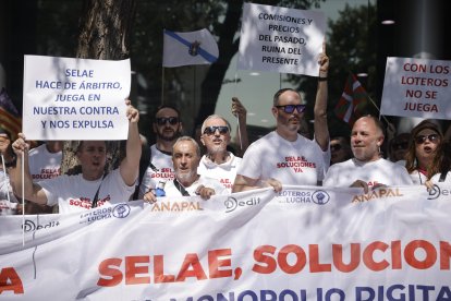 Concentración de protesta de representantes de las asociaciones de las Administraciones de Lotería para exigir a la Sociedad Estatal Loterías y Apuestas del Estado (SELAE) la revisión urgente del modelo económico de la red de ventas, este jueves, en Madrid.