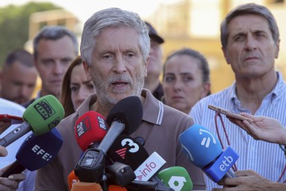 El ministro del Interior, Fernándo Grande-Marlaska, atiende a los medios de comunicación durante su visita este viernes el centro de mando del incendio de los Gallardos situado en la localidad almeriense de Turre. EFE/Pepe Torres.