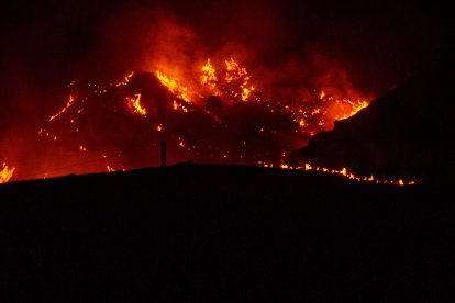 Imágenes nocturnas del incendio forestal de los Gallardos (Almería).