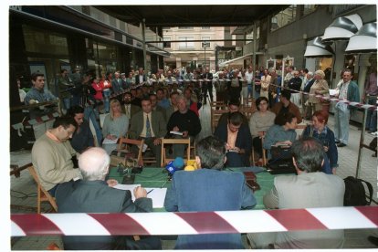 Pleno del Consejo Comarcal celebrado en una calle de Ponferrada el 9 de julio del 2000.
