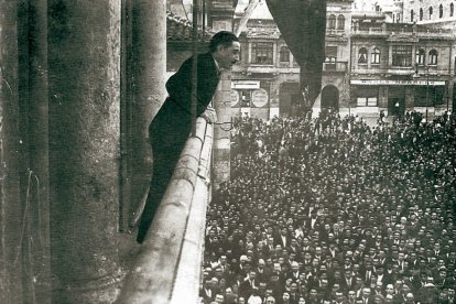 El alcalde Miguel Castaño, en el balcón consistorial de San Marcelo, en 1931.
