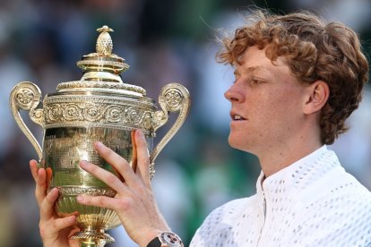 Sinner con el trofeo de campeón en Wimbledon, el segundo en su palmarés en el All England.