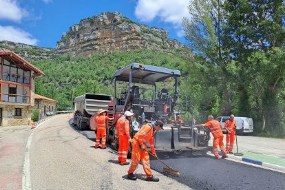 Fresado y resposición del firme en una carretera de Burgos.