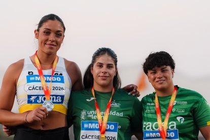 Tilena Martínez (centro) con la medalla de oro en lanzamiento de peso. A su izquierda Fiona Mar Villarroel con la de plata.