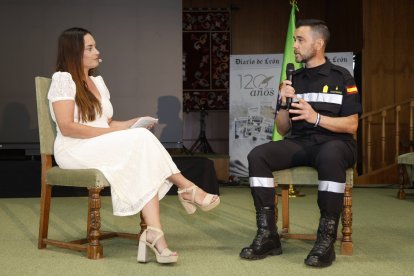 Mónica Murciego con el brigada Gustavo Iglesias.