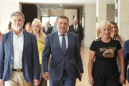 El consejero Gago llega con su eqipo a la comisión de las Cortes.