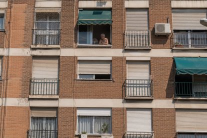 Muchos edificios construidos antes de las actuales exigencias de eficiencia energética actúan como auténticas "cárceles térmicas", reteniendo el calor durante el día y liberándolo lentamente por la noche.