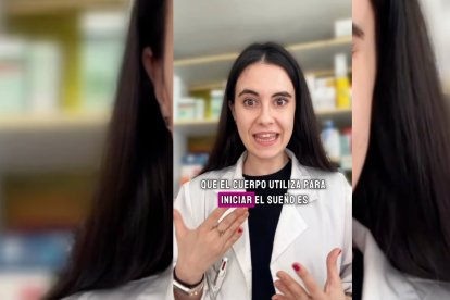 La farmacéutica Elena Monje explica que gestos tan habituales como sacar un pie de la cama o buscar el lado frío de la almohada responden al mecanismo natural del organismo para favorecer el descanso.