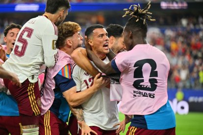 El defensa de España, Pedro Porro, autor del 0-2 que dejaba sentenciado el partido para españa en el tramo final del partido, es felicitado por sus compañeros.
