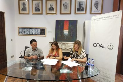 Momento del la firma del convenio con Boca de Huergano.