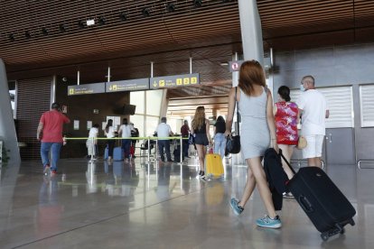 Pasajeros en el Aeropuerto de León, en imagen de archivo.