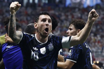 Messi celebra el gol de Lautaro que significaba la remontada y el pase a la final.