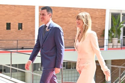 Archivo - El presidente de Gobierno, Pedro Sánchez, y su mujer, Begoña Gómez.