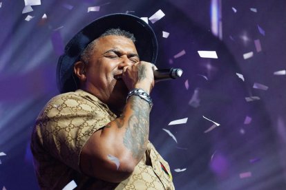 El artista dominicano Henry Méndez en uno de sus conciertos