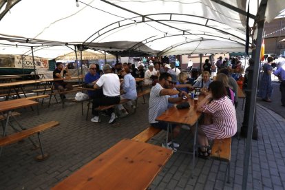 En la propia feria también se pueden degustar los platos locales.