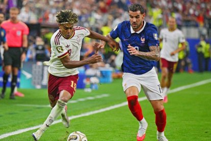 Lamine Yamal se va de Theo Hernández en el partido de semifinales contra Francia.