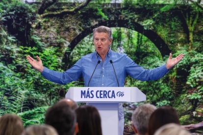 El líder del PP, Alberto Núñez Feijóo, clausura el acto de presentación de los candidatos.