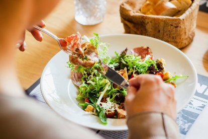 Los expertos recuerdan que una ensalada puede ser una comida equilibrada siempre que incluya proteínas, grasas saludables y suficiente aporte energético.