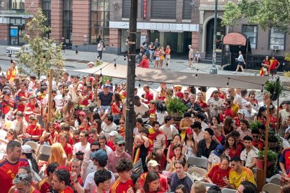 Los españoles apoyan a la Roja desde Nueva York.