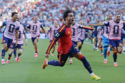 Ferrán Torres celebra el gol que marcó en la prórroga para dar a España su segundo Mundial, con los suplentes de fondo.