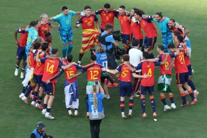 Los jugadores de la selección española celebran, haciendo piña, el triunfo en la final del Mundial. Y el segundo título. La Roja ya puede decir que es bicampeona.