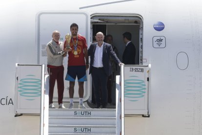 La selección española de fútbol aterriza en Barajas.