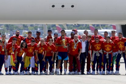 La selección española de fútbol llega a Madrid con el  trofeo de la Copa del Mundo.