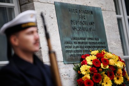 Una placa junto a una corona de flores dice  «Aquí murieron por Alemania el 20 de julio de 1944...» durante un acto en memoria de quienes fueron asesinados por su resistencia a la tiranía nazi en el Bendlerblock de Berlín, Alemania, este lunes.  EFE/EPA/CLEMENS BILAN.