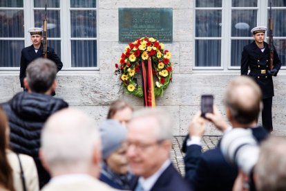 Corona ofrecida en conmemoración a los asesinados por su resistencia al régimen nazi en Berlín.