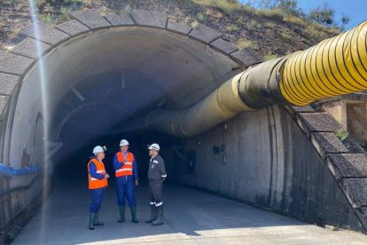El director de Energía y Minas, en el centro, con Eduardo Diego y Manuel Álvarez.