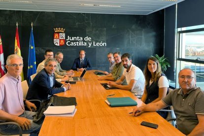 Un momento de la reunión del consejero con las asociaciones de ganaderos.
