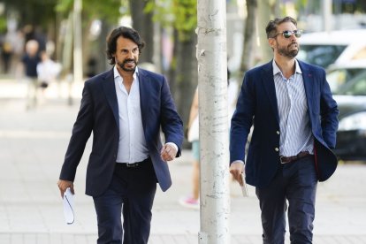 La pareja de Ayuso llega al juzgado como testigo del caso.