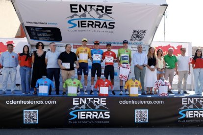 Foto de familia en el podio de La Bañeza con los líderes en las diferentes categorías (general, montaña y sprint), autoridades y patrocinadores.