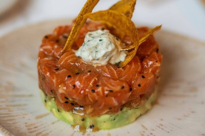 Preparaciones como el tartar, el sushi, el ceviche o el pescado marinado exigen extremar las medidas de prevención frente al anisakis.